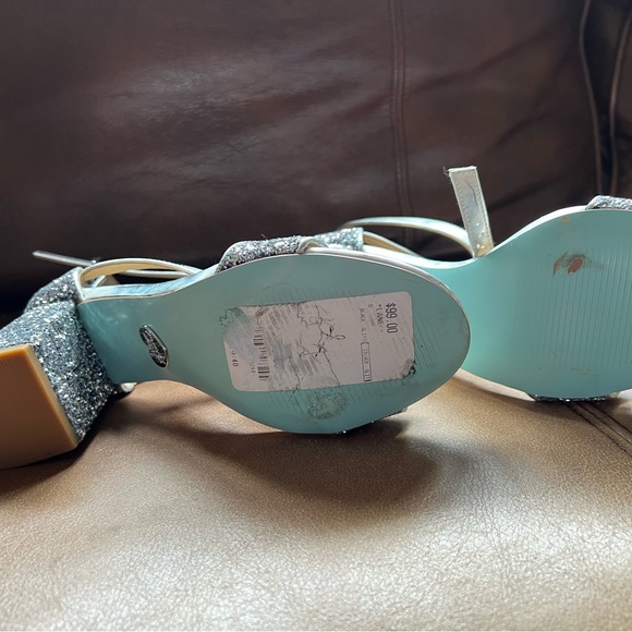 Women’s Betsy Johnson Silver Glitter Sparkle Dress Shoes - Picture 7 of 7